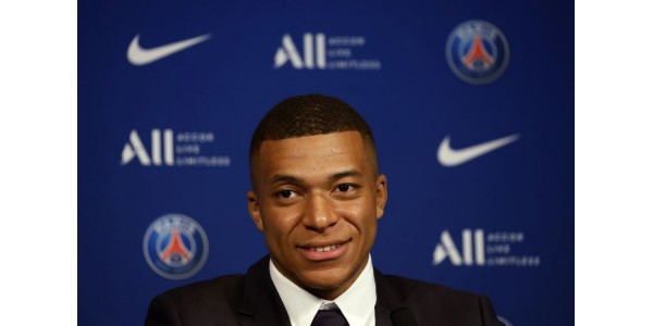 Kylian Mbappé sente profundamente o charme de Lionel Messi